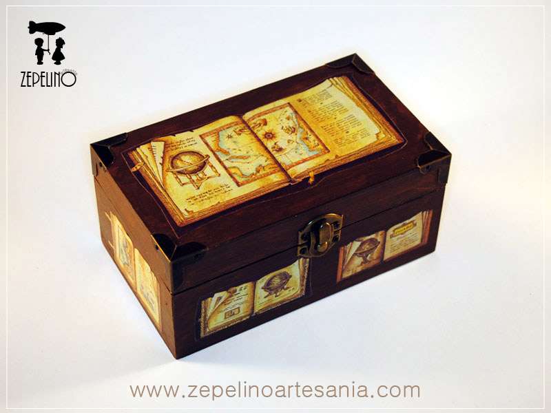 Caja con herrajes y libros antiguos